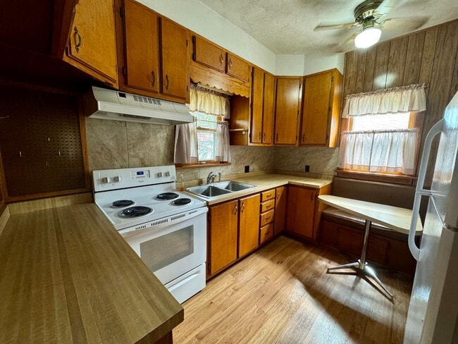 1430 S 33rd St