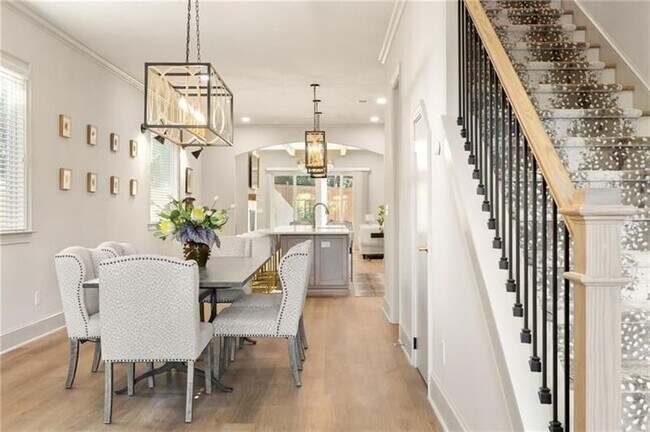 Photo - 722 Lakeview Ave NE