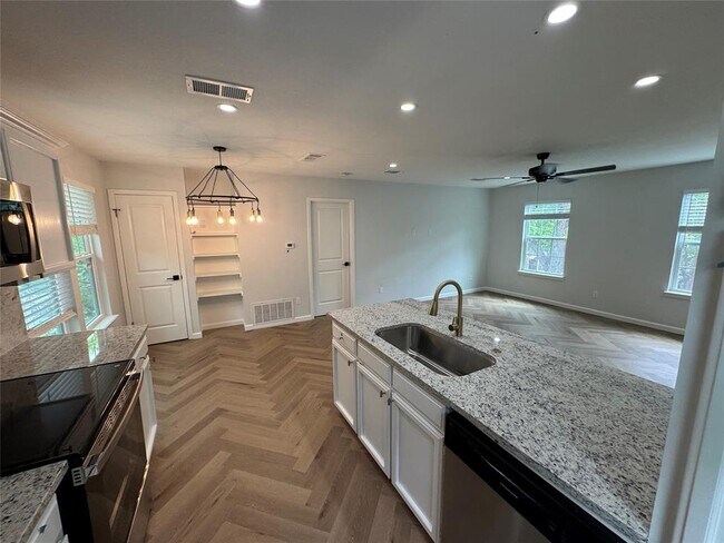 Photo - 1604 W 40th St