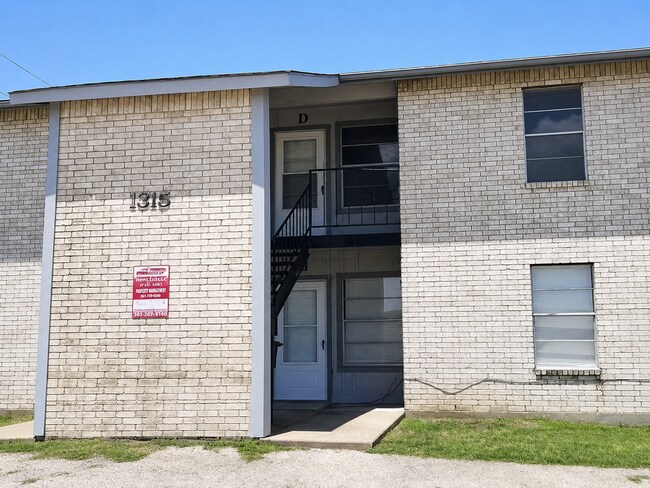 Building Photo - 1315 Quail Cir Unit C