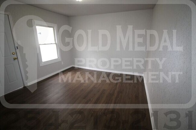 Photo - 711 W Avenue C