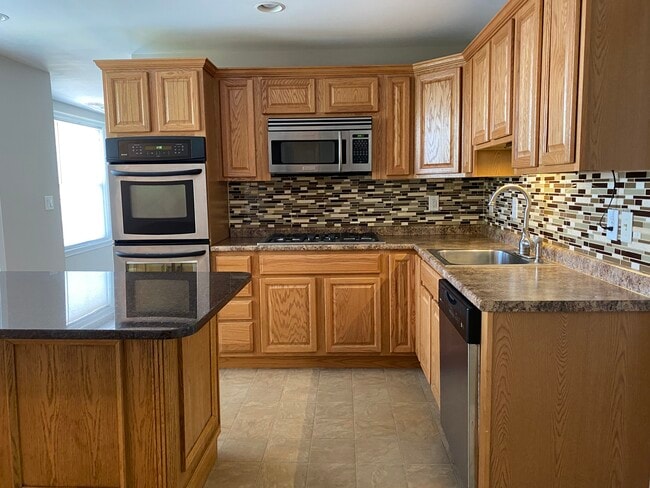 Kitchen - 99 Orleans St Unit B