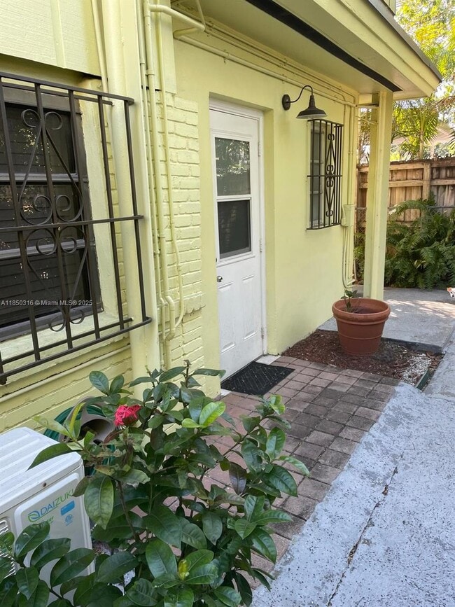 Building Photo - 324 SW 23rd Ave Unit 1 Rental