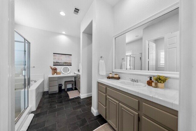 Photo - 27067 Sunningdale Way