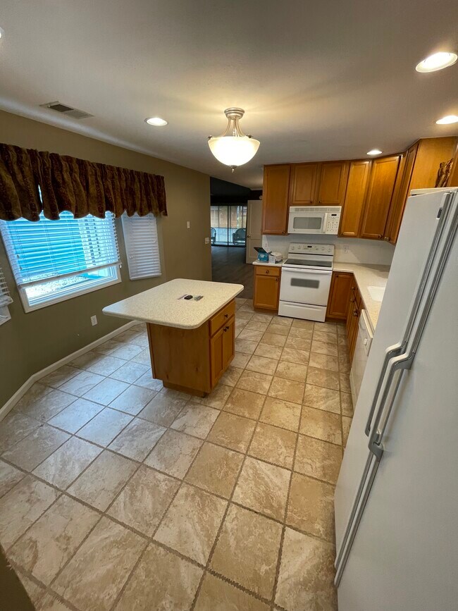 Photo - 602 Wisteria Ln