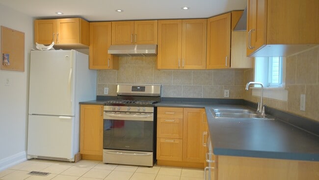 Photo - 1164 Queen St E