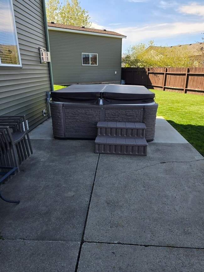 Photo - Beautiful 5 bedroom 2.5 bath home with 3 car garage and an additional Custom Shop in Post Falls!