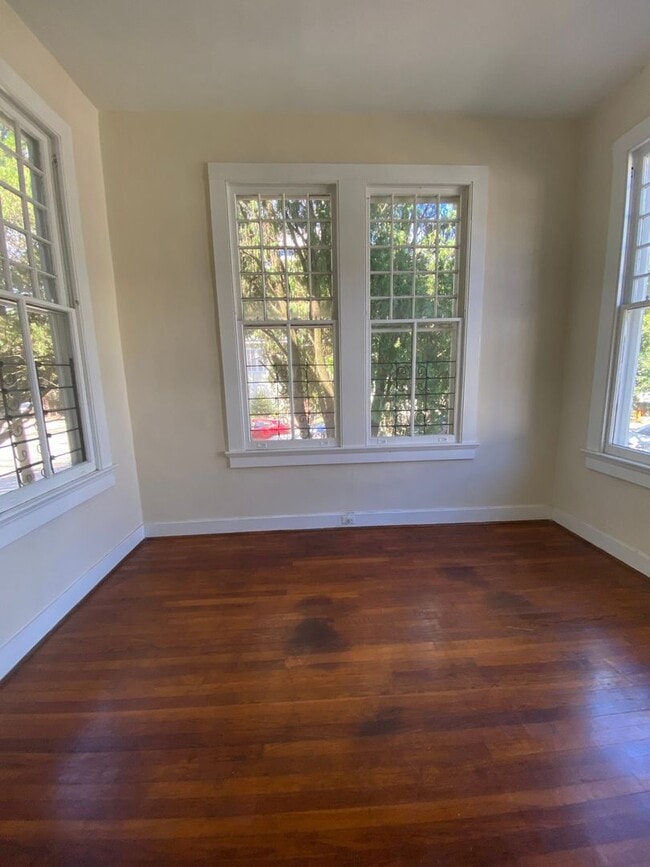 Photo - 2BD/1BA with natural light, hardwood floor... Unidad A