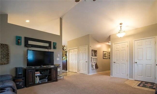 Building Photo - 4 Bedroom Home with Yard, Garage & Pet-Friendly Policy