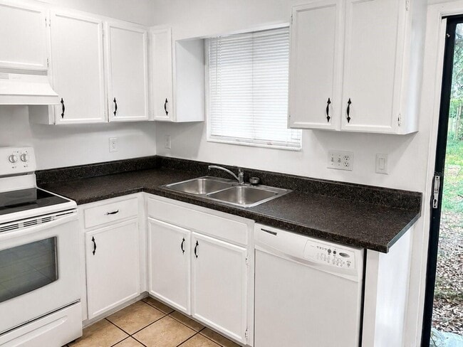 1406 Crystal Ct