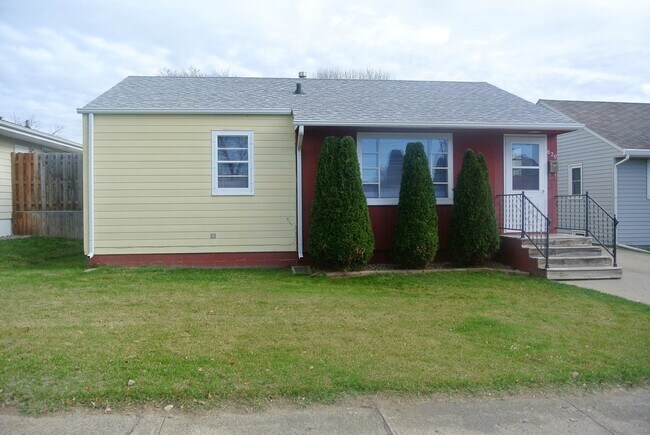 Building Photo - 2 Bedroom House