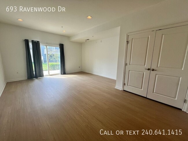 693 Ravenwood Dr