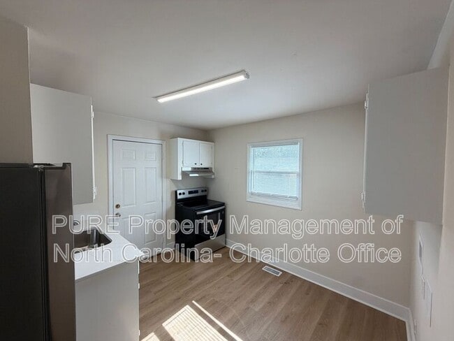 Building Photo - 1732 Newland Rd