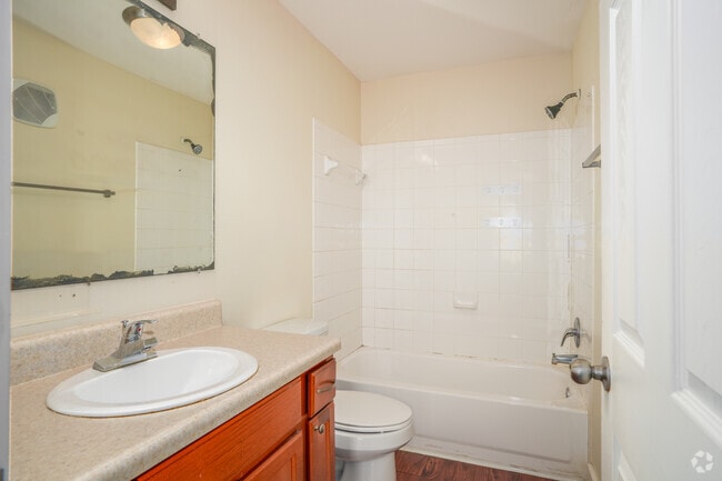 2BR, 2BA - 1,136SF - Primary Bathroom