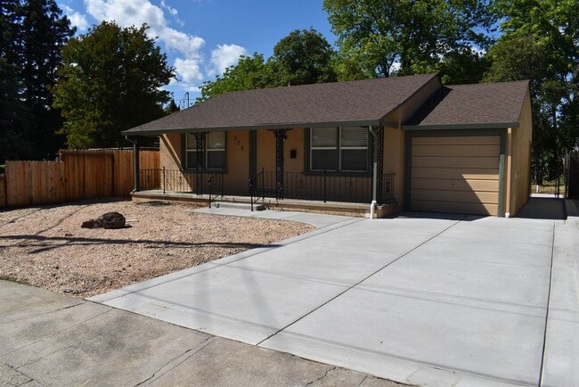 Building Photo - Lovely house located close to downtown and the police department with easy access to I-80!