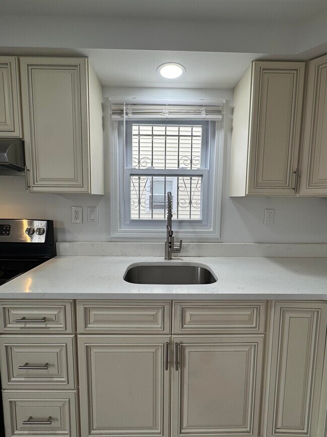 Photo - 375 WHITON St