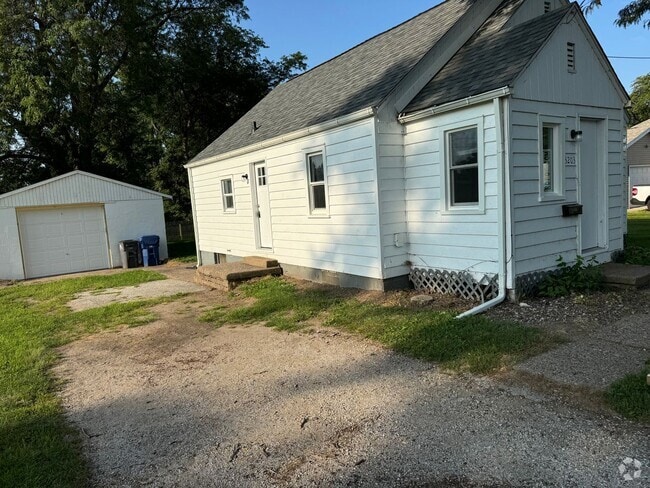 Building Photo - Great Location smaller 2 bedroom house wit...