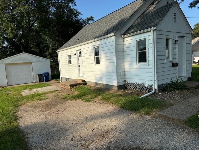 Great Location smaller 2 bedroom house wit... - Great Location smaller 2 bedroom house wit...