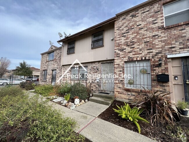 Building Photo - Spacious 3bd/1.5ba Townhouse near Franklin...