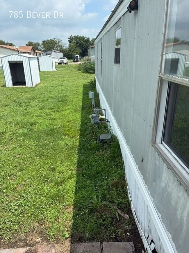 Building Photo - 785 N Bever Dr