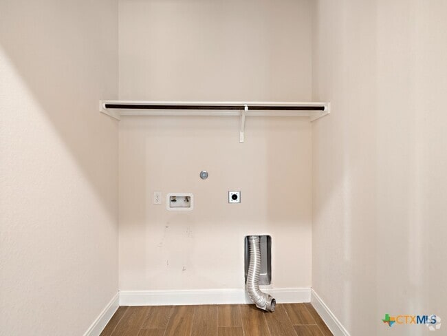 Building Photo - 538 Carriage House