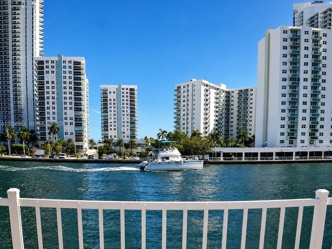 Building Photo - 1000 Parkview Dr Unit 505