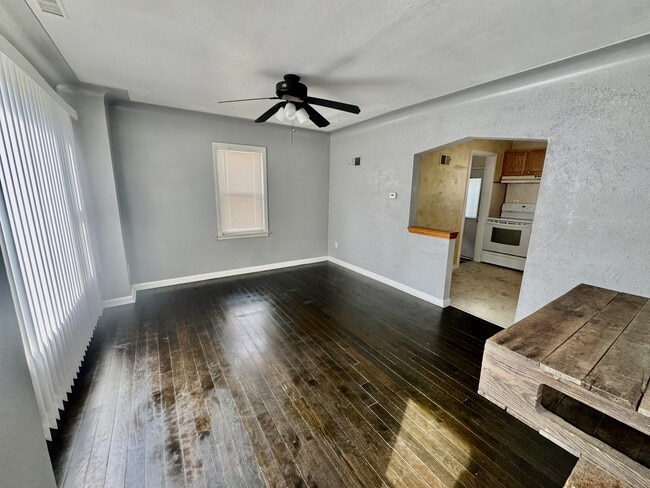 Photo - 3631 Swanson St