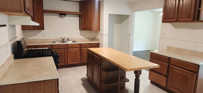 Photo - Welcome to this charming 2-bedroom, 1-bathroom house located in the heart of San Antonio, TX.