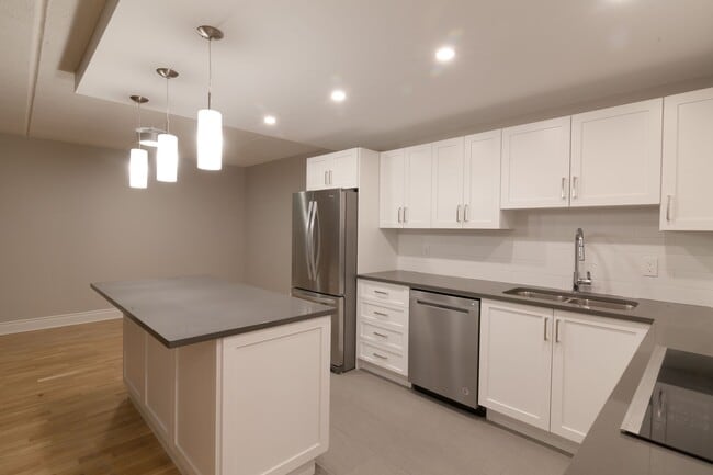 Building Photo - 4800 Maisonneuve Blvd W Unit 306