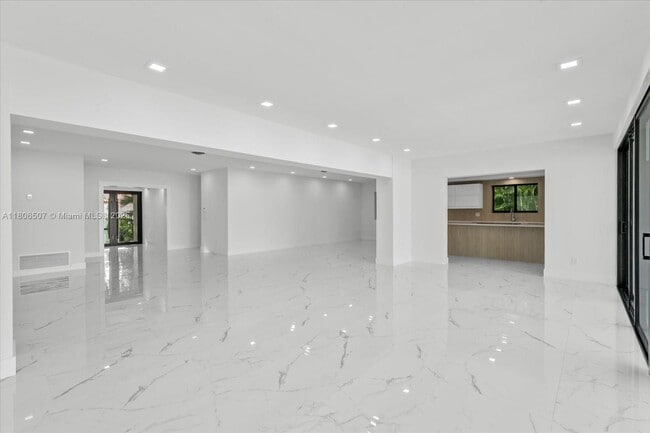 Photo - 112 E 1st Ct