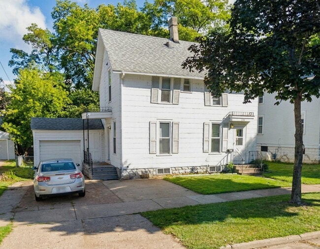 Building Photo - Awesome 3 bedroom 1 bath - available for June 1st close to UWEC!