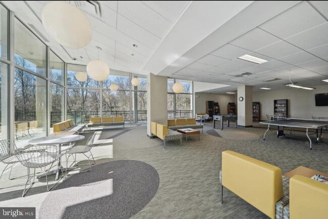 Building Photo - 4600 S Four Mile Run Dr Unit 911