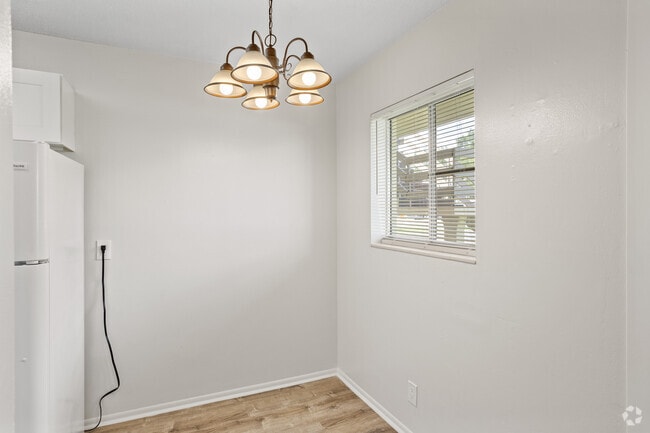 1BR, 1BA - 700SF - Breakfast Area
