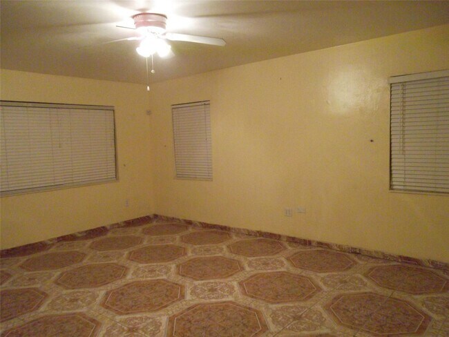 Photo - 930 NE 160th St