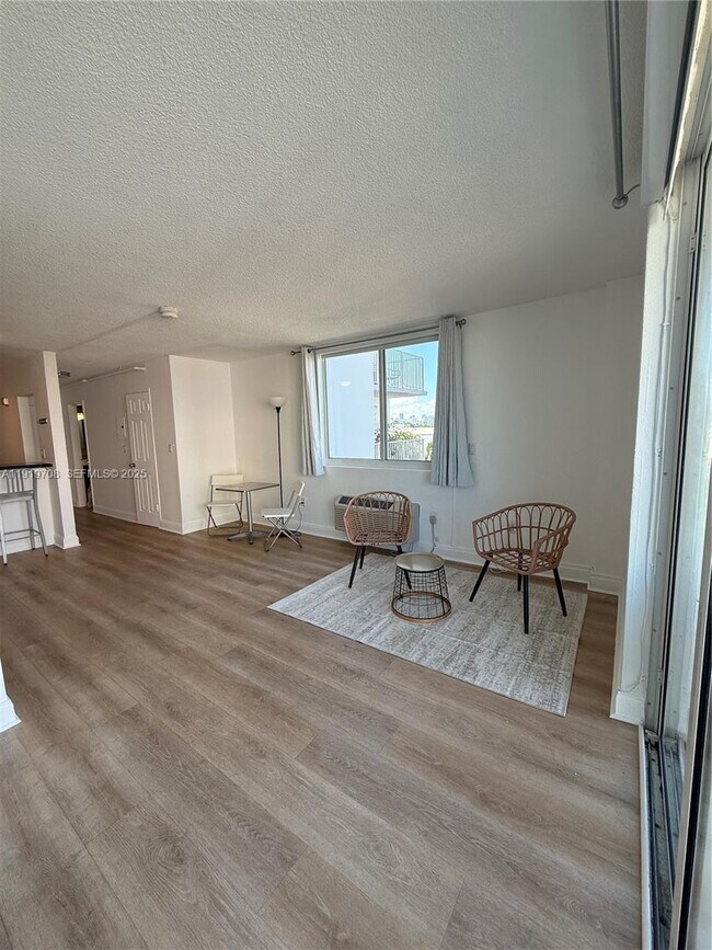 Photo - 1255 Collins Ave Unidad 505