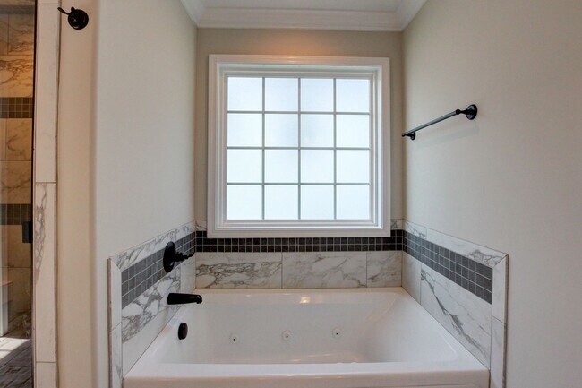 Photo - Huge 5 bed 3 ba.  Gorgeous House Near Post...