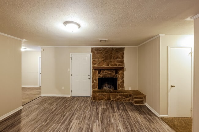 Photo - 323 N Burbank Dr