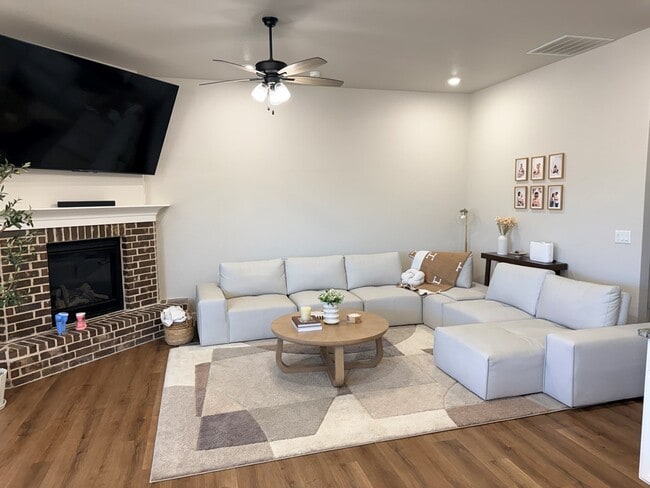 Photo - 421 Graze St