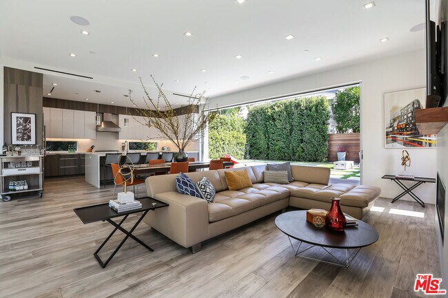 Photo - 912 N Crescent Heights Blvd