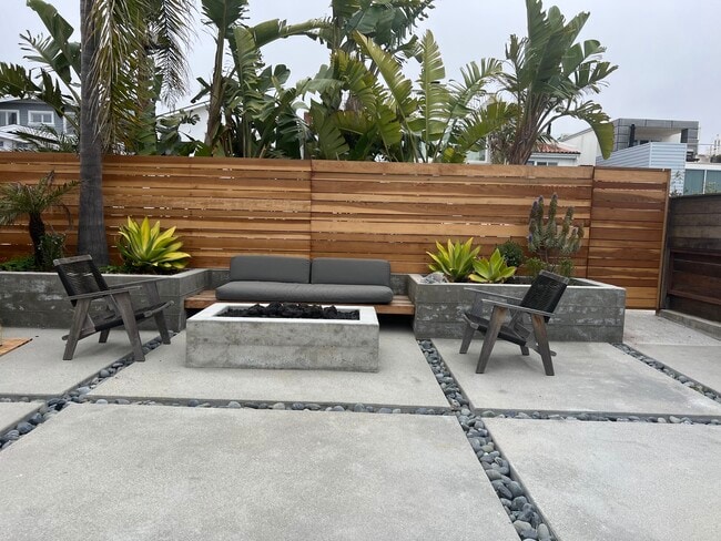 Shared Yard - 2452 Palm Dr Unit 1