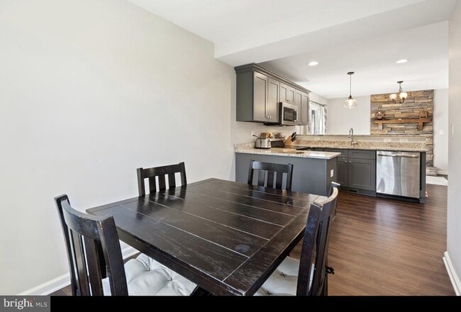 Photo - 144 Rollason Dr