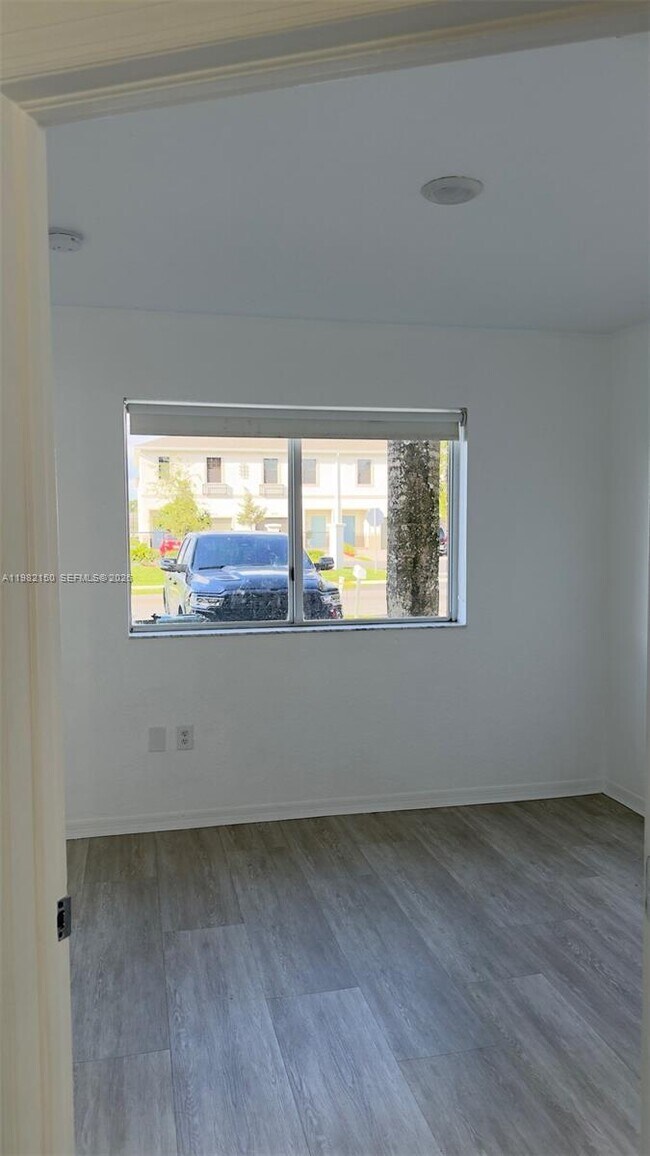 Photo - 689 NW 6th St