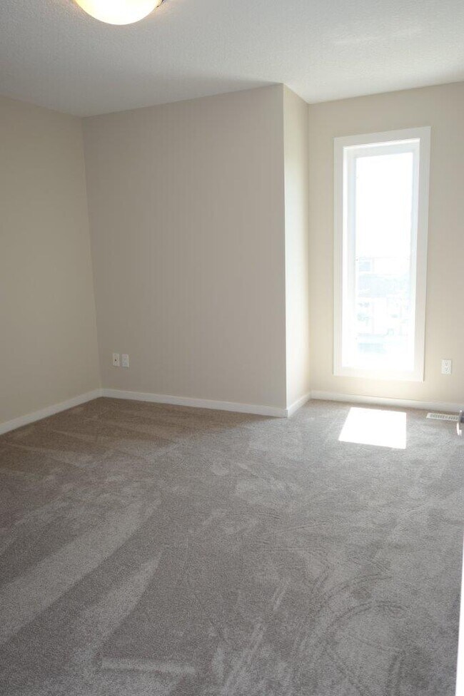 Photo - 2908 151 Av NW Unité 3-Bedroom