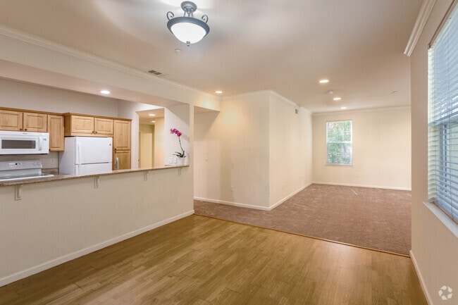 3BR, 2BA - 1425SF - Living Room