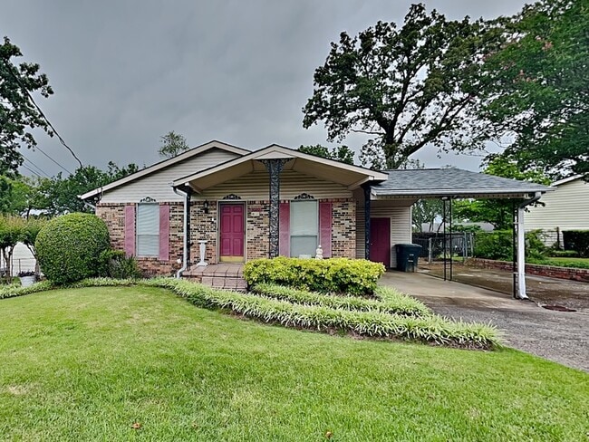 Building Photo - 3020 Wenonah Park Pl SW