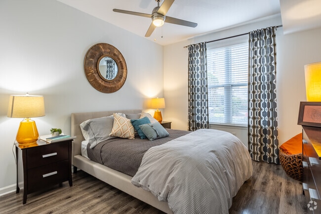 2BR, 2BA - 989SF