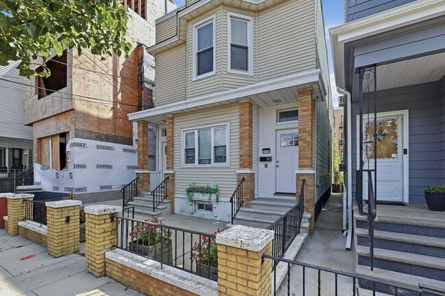 Building Photo - 211 20th St Unit A