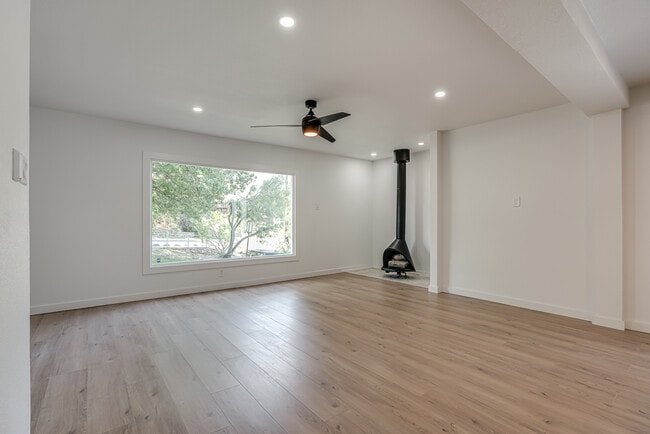 viviendo - 568 W Quill Dr