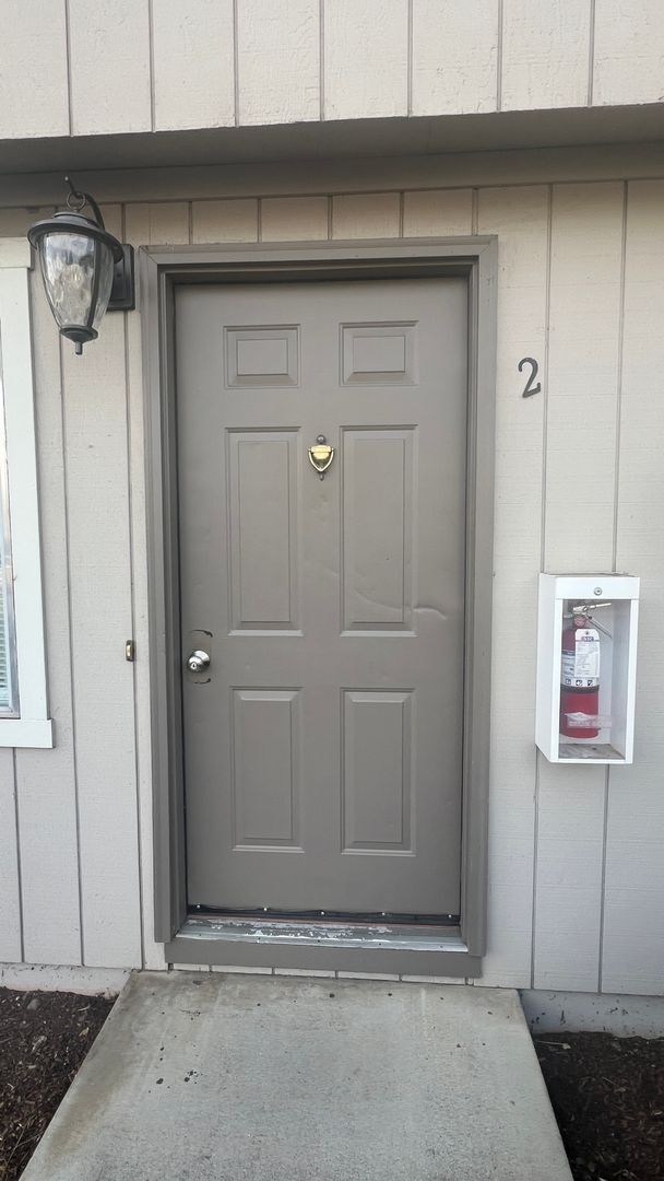 Building Photo - 173 W C St Unit #2