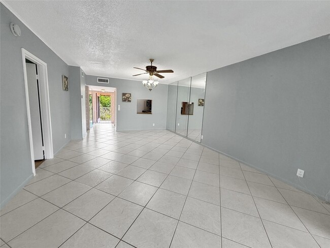Photo - 1035 Country Club Dr Unidad 407